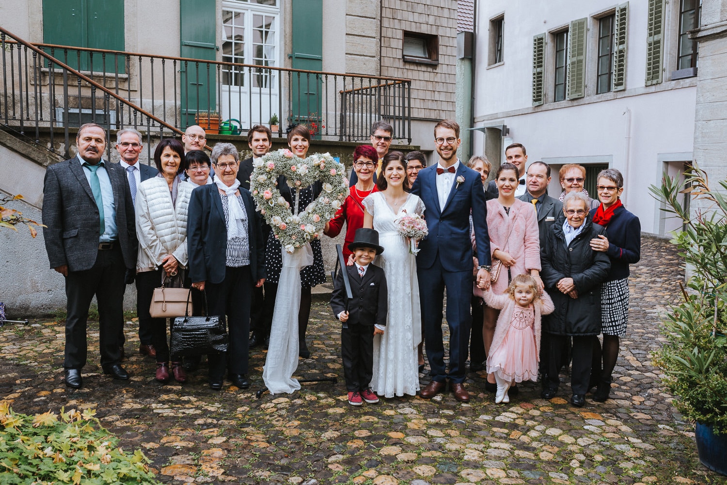 Hochzeit Reportage Paarfoto Lenzburg Gruppenfoto Hochzeitsgesellschaft