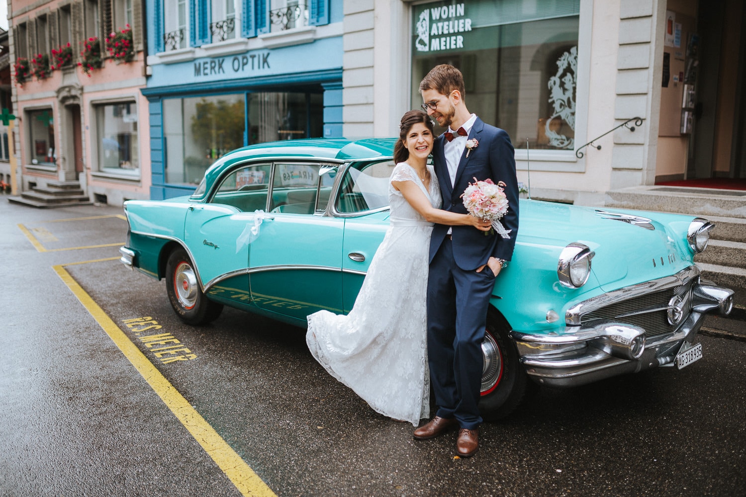 Hochzeit Reportage Paarfoto Lenzburg Brautpaar Oldtimer
