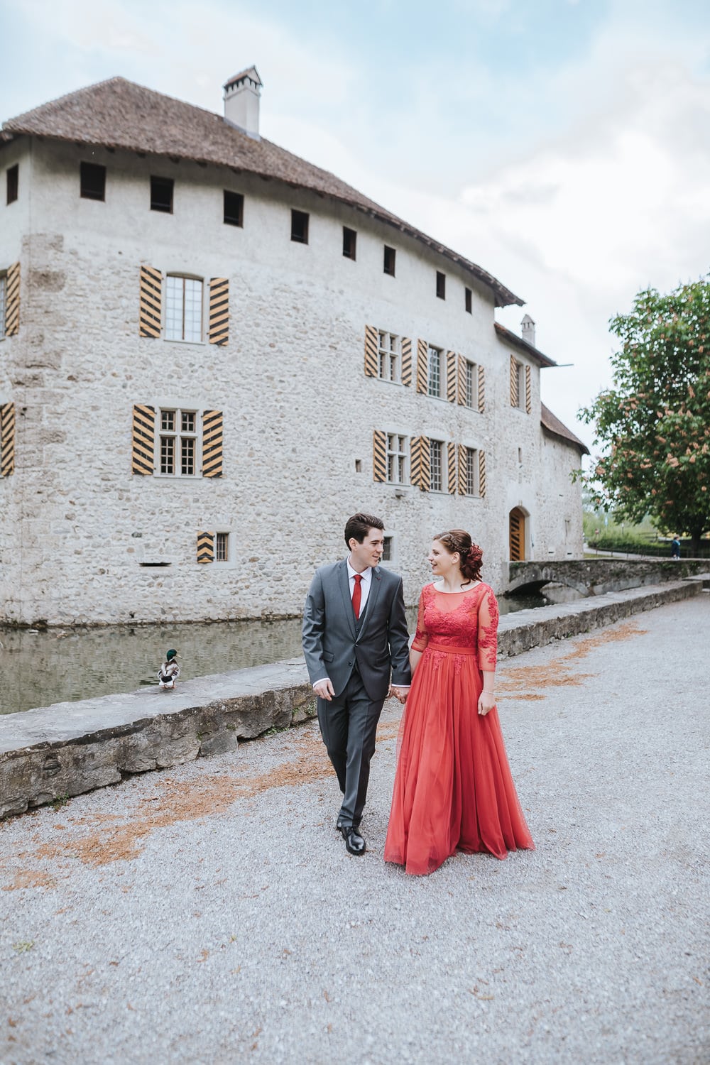 Hochzeit Schloss Hallwyl rotes Kleid