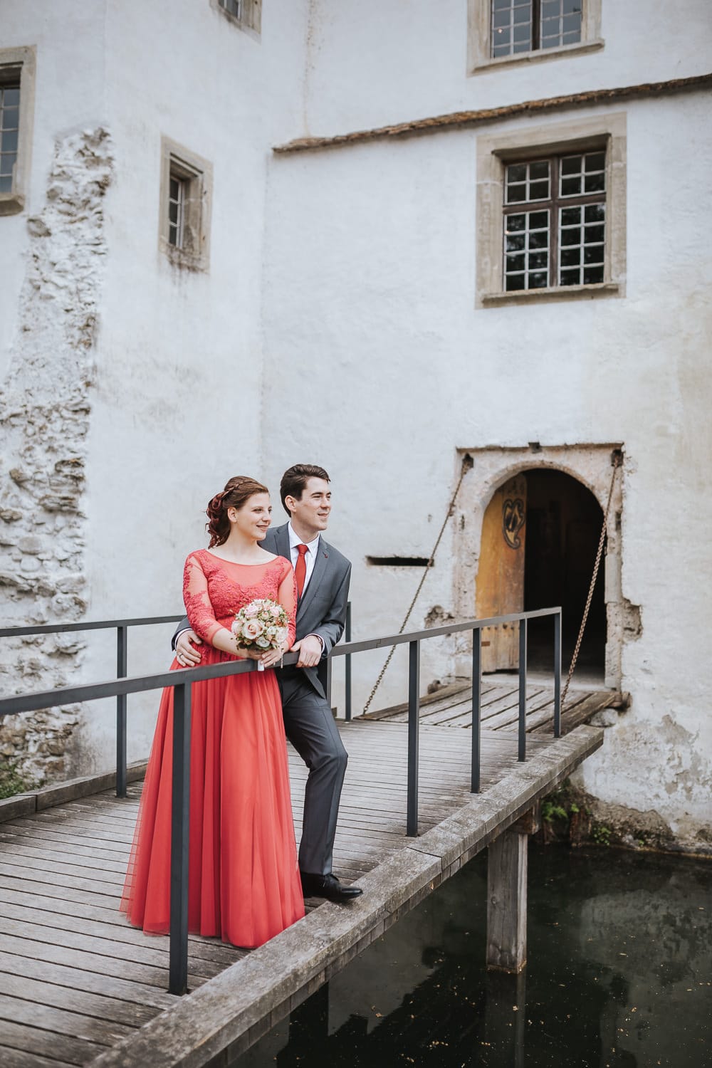 Hochzeit Schloss Hallwyl rotes Kleid