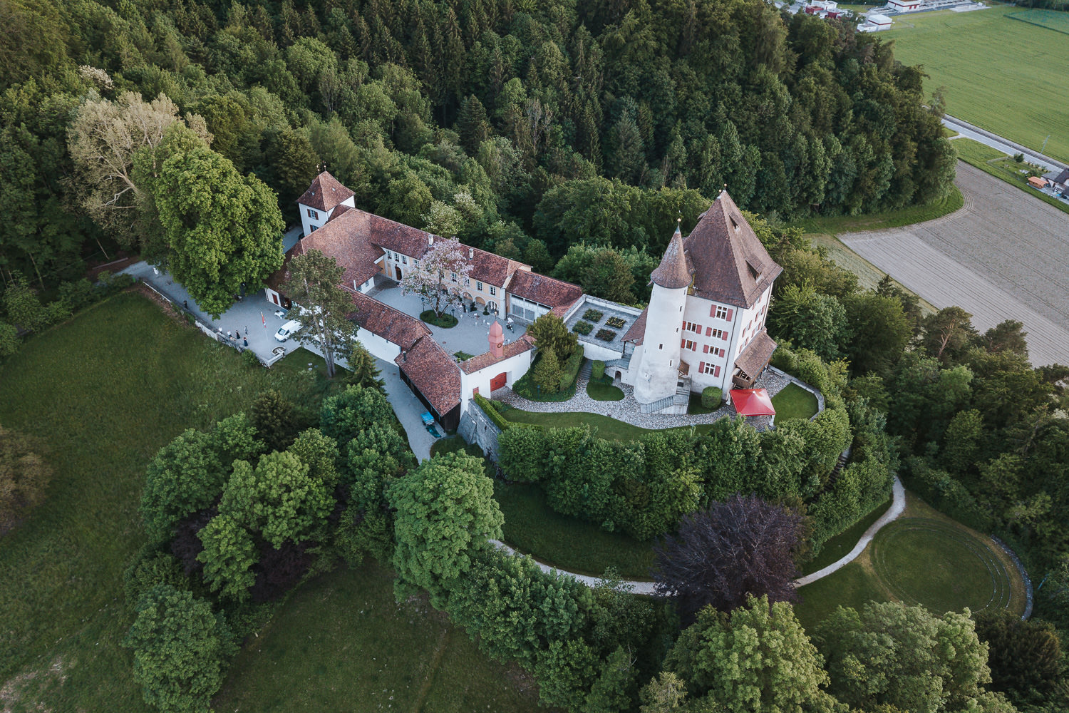 Hochzeit Schloss Liebegg Aargau Schloss Liebegg Aargau Luftaufnahme Drohne