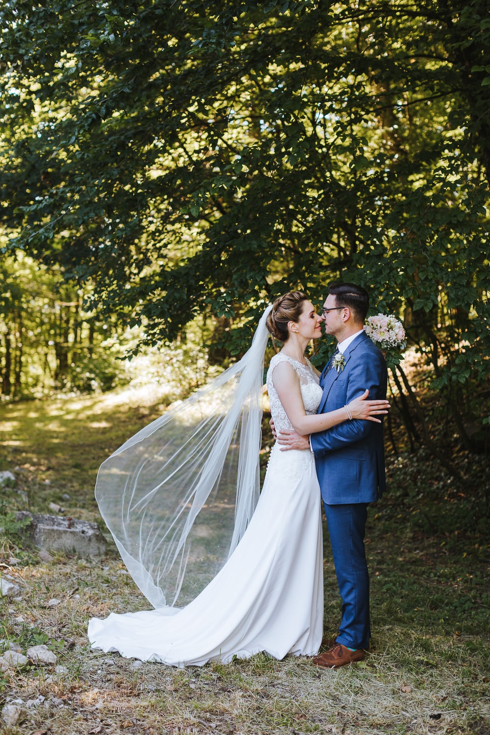 Hochzeit Habsburg Schleier Wind Brautpaar