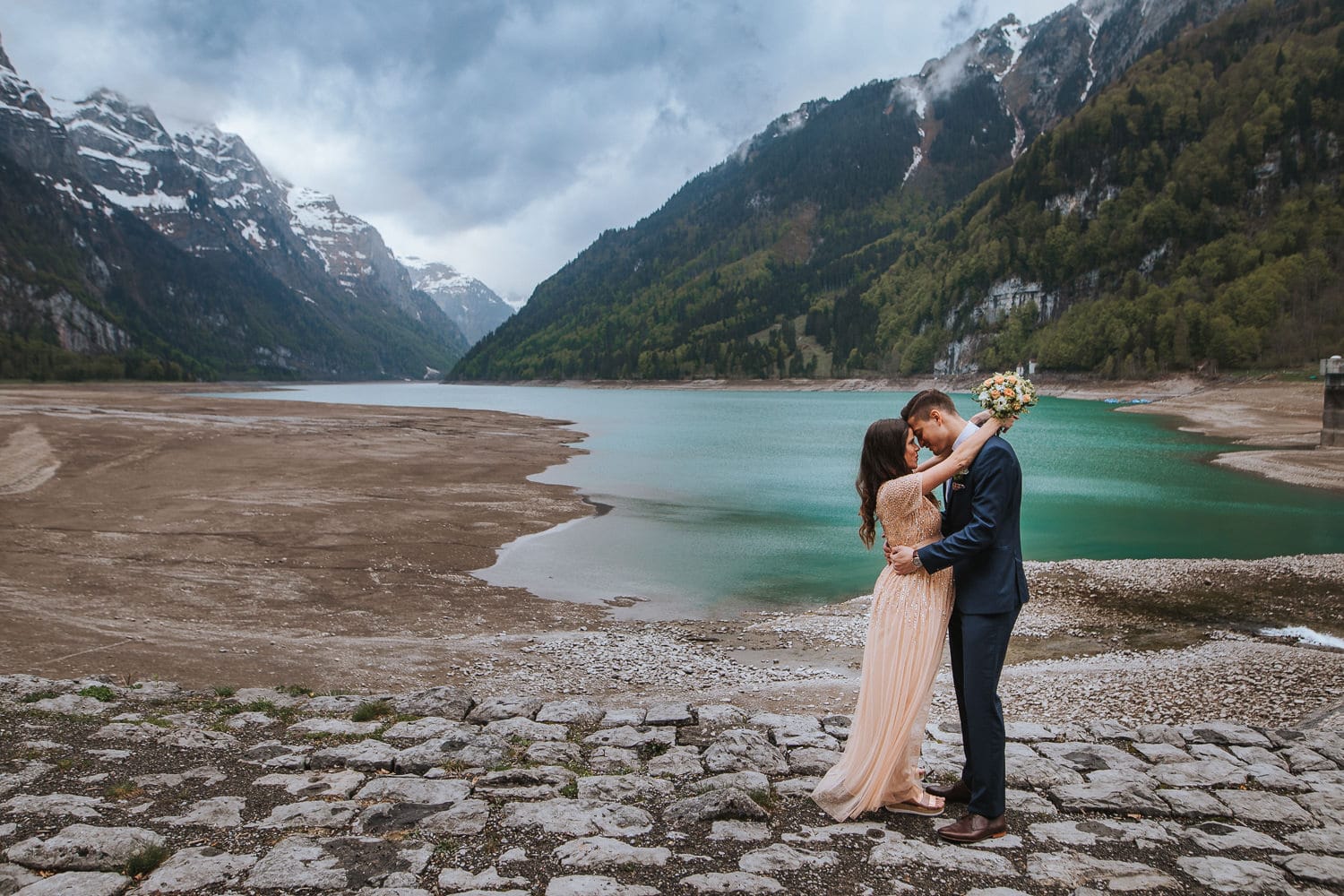 Hochzeit Klöntalersee Brautpaar schwanger Hochzeit