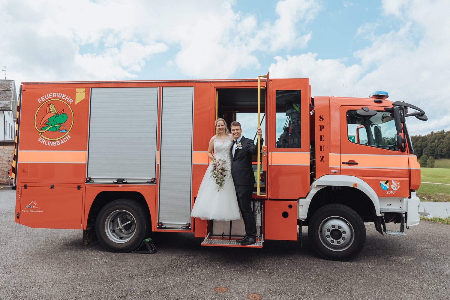 Feuerwehrauto Brautpaar Hochzeit