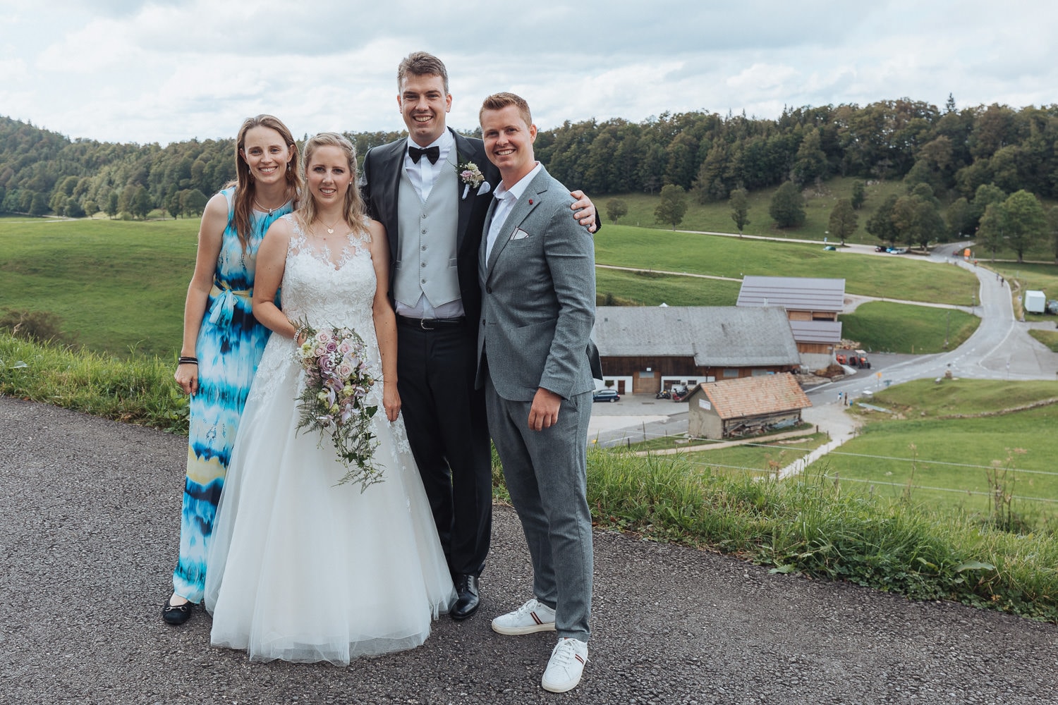 Gruppenfoto Trauzeugen Brautpaar Weissenstein