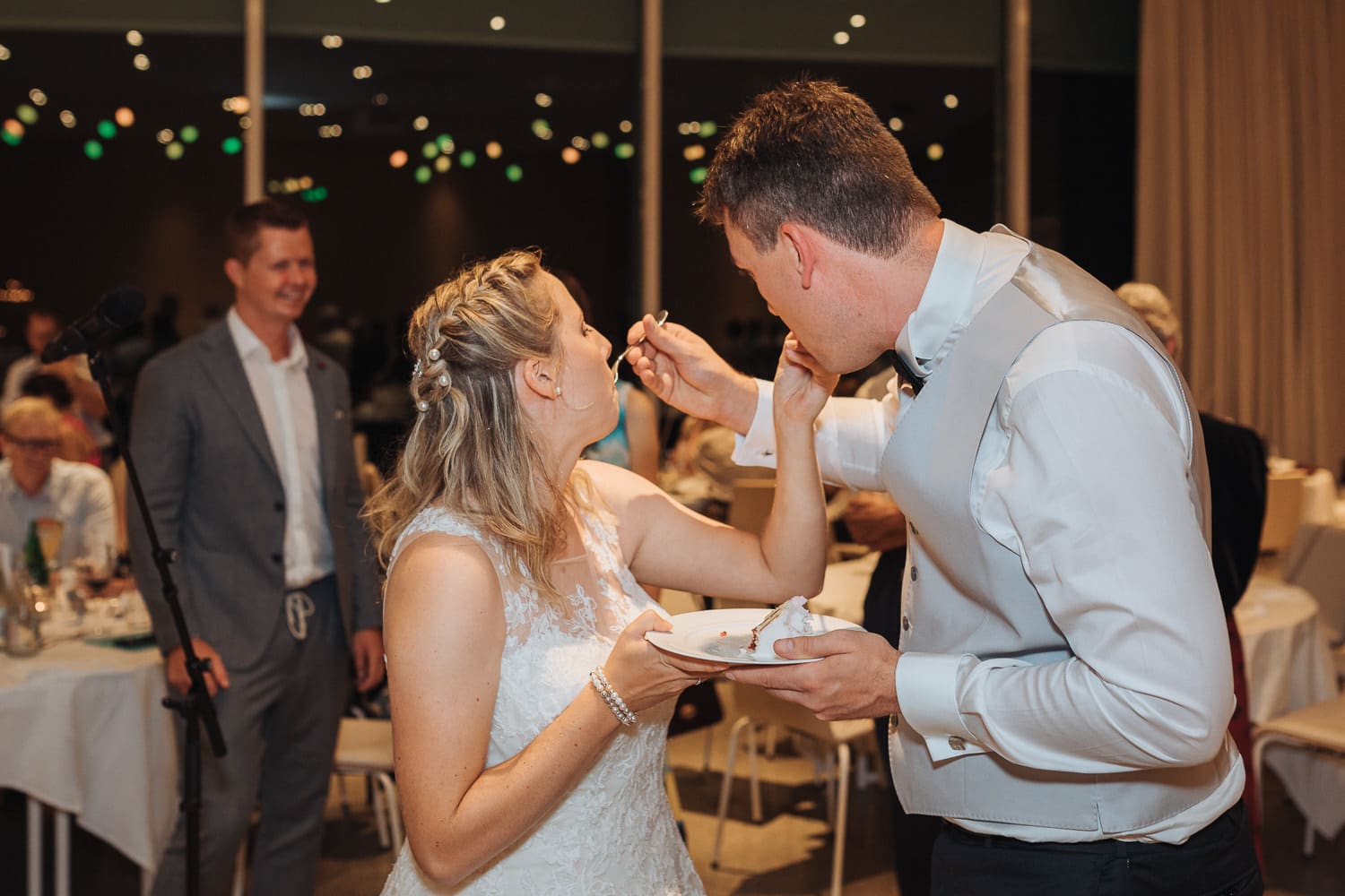 Torte füttern Abend Hochzeit