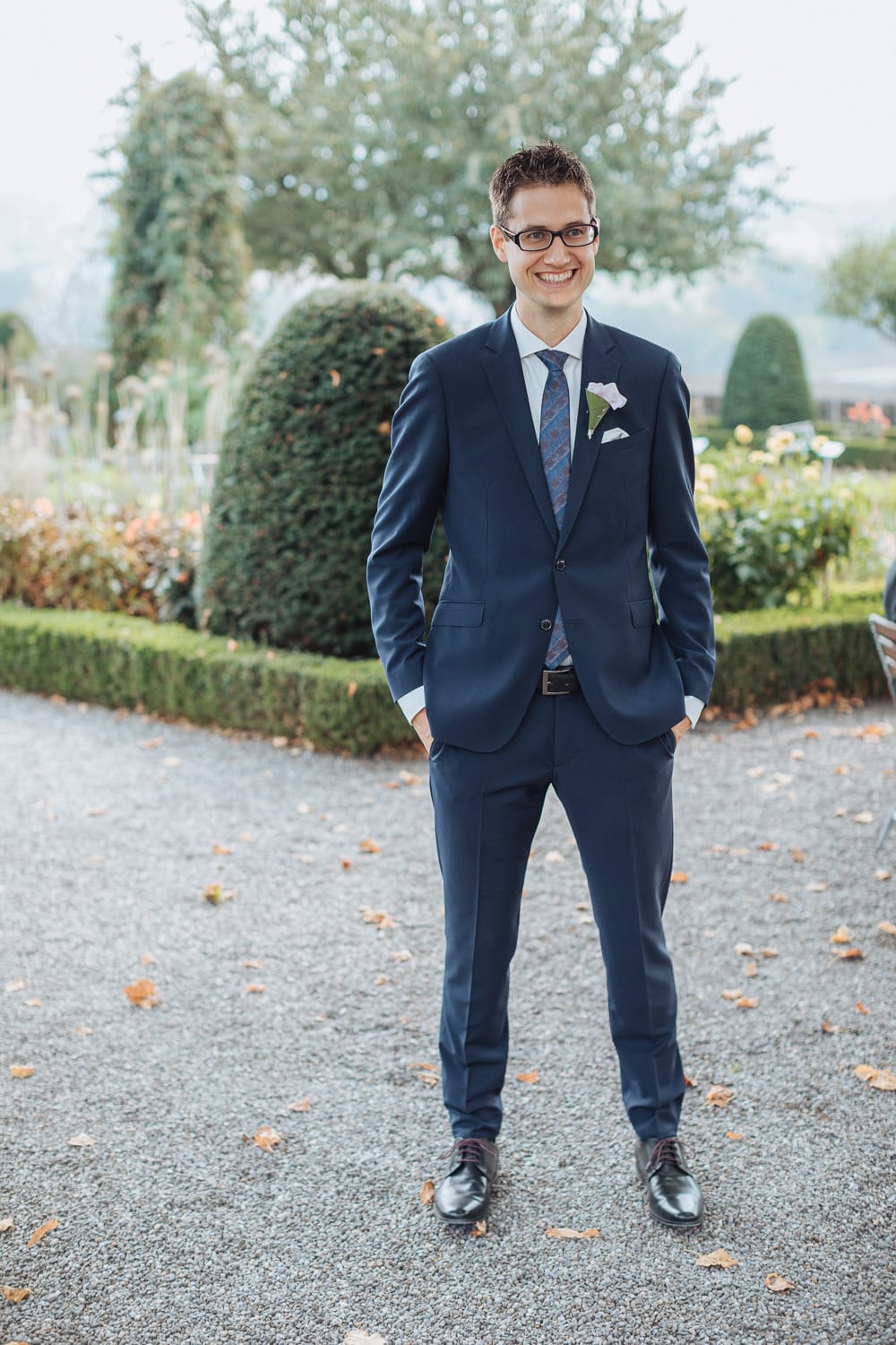 Hochzeit Nastassja & Raffael Bräutigam Anzug Porträt Schloss Wildegg