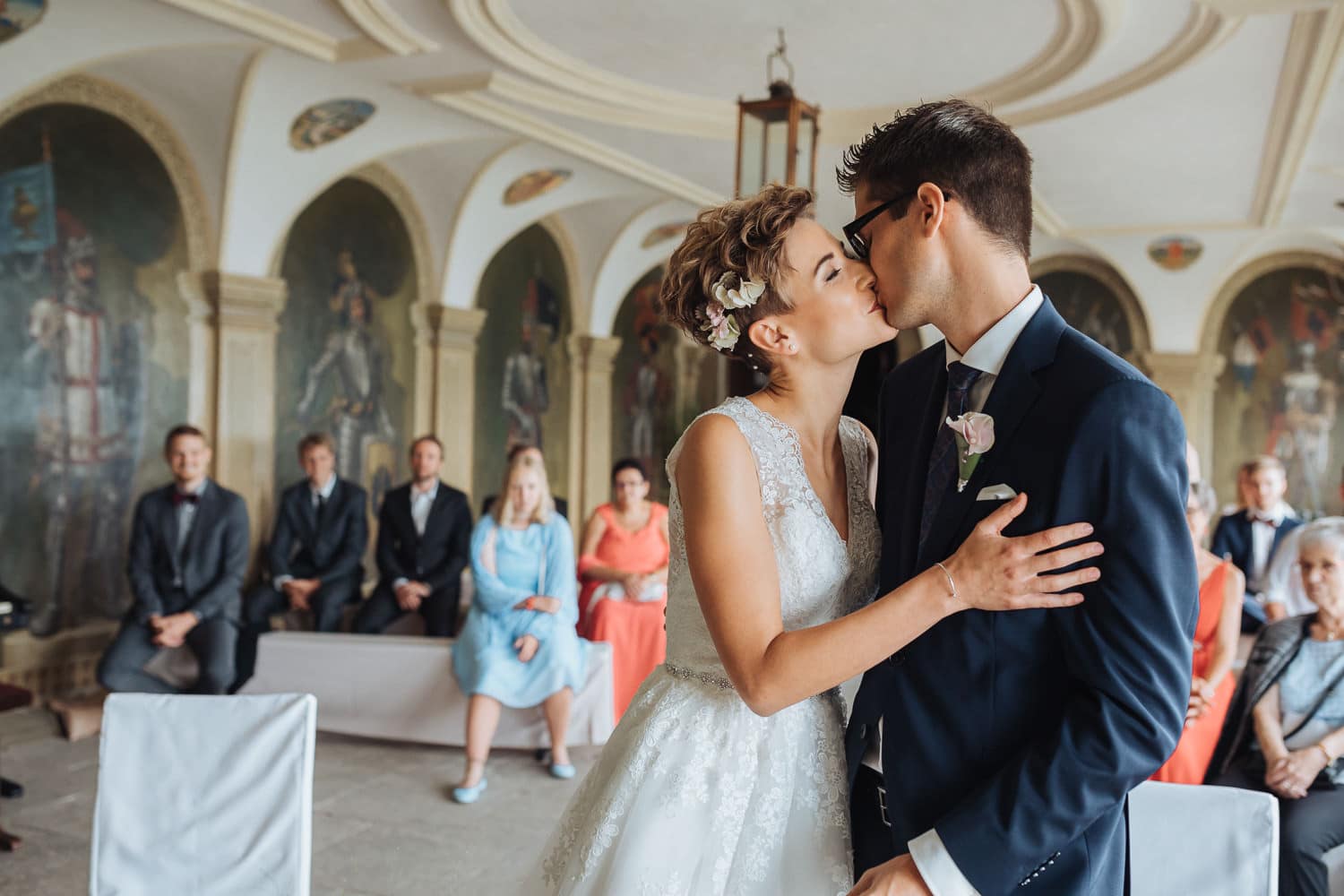 Kuss Trauung Brautpaar Hochzeit