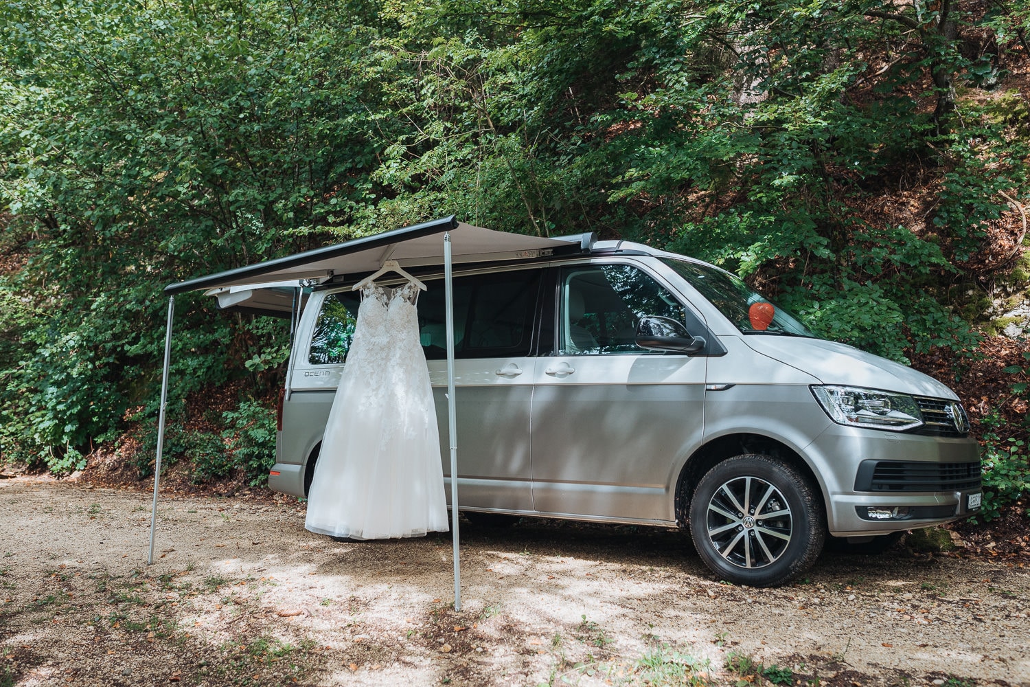 Hochzeit Kleid outdoor Getting ready