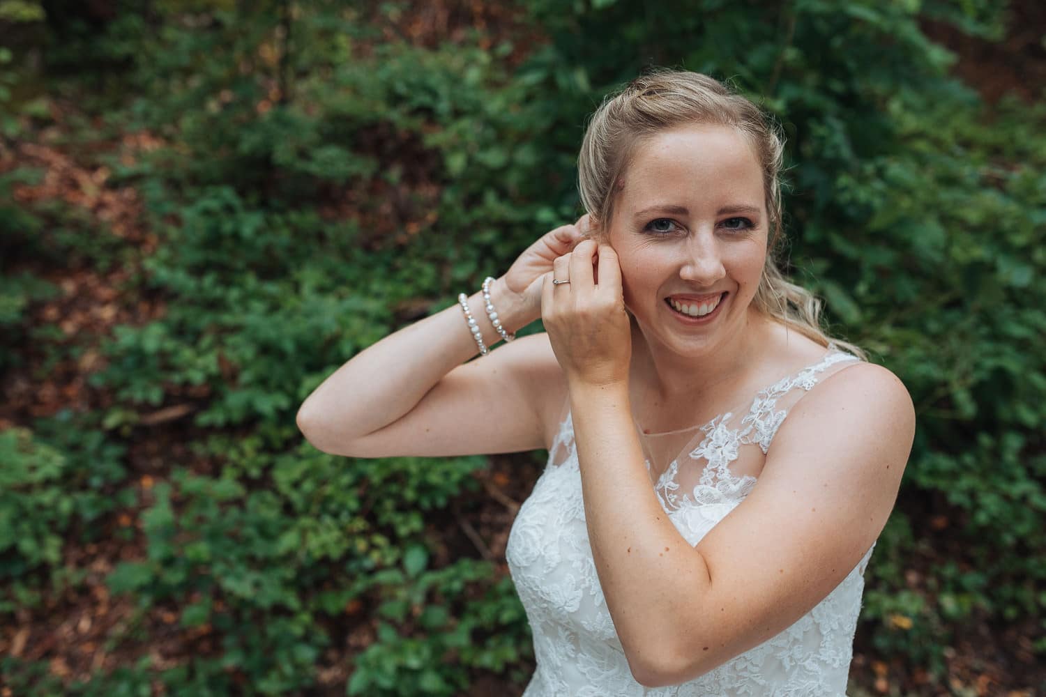 Hochzeit Ankleiden Braut outdoor