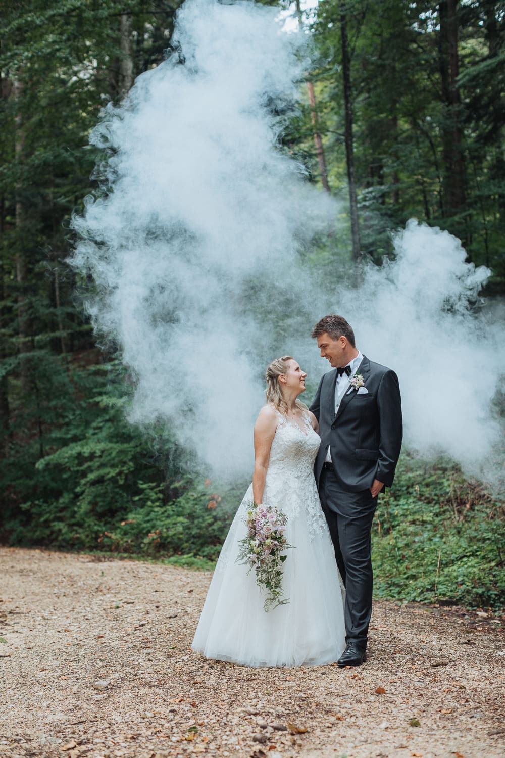 Paarfotos Hochzeit Wald Nebel Weissenstein