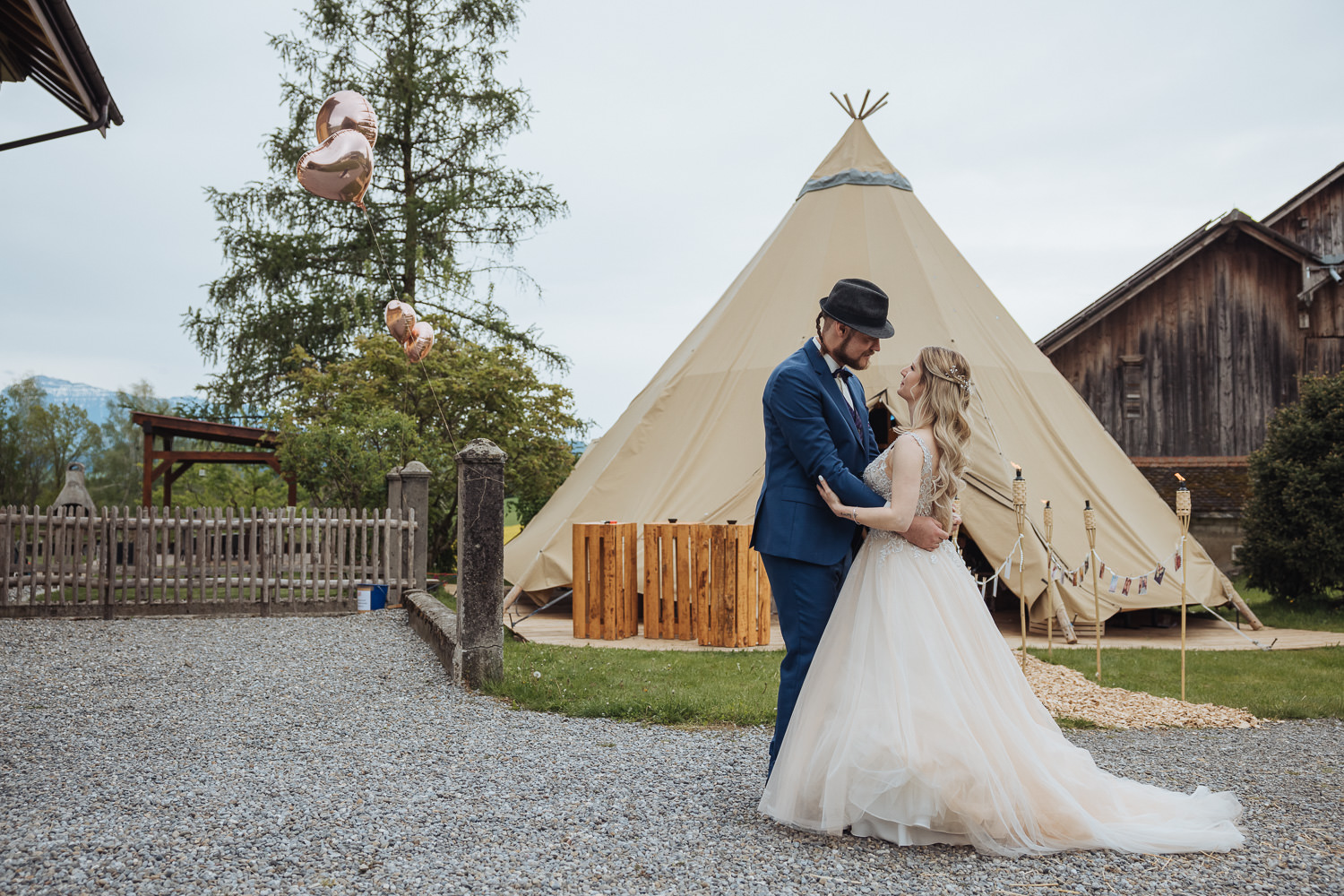 Hochzeitspaar vor Tipi