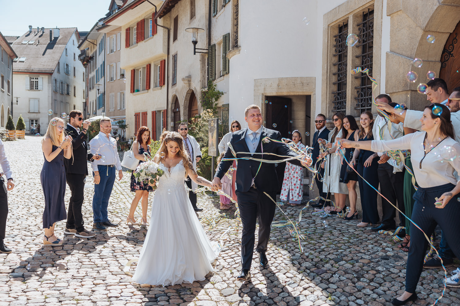 Hochzeitsfotograf vor Standesamt