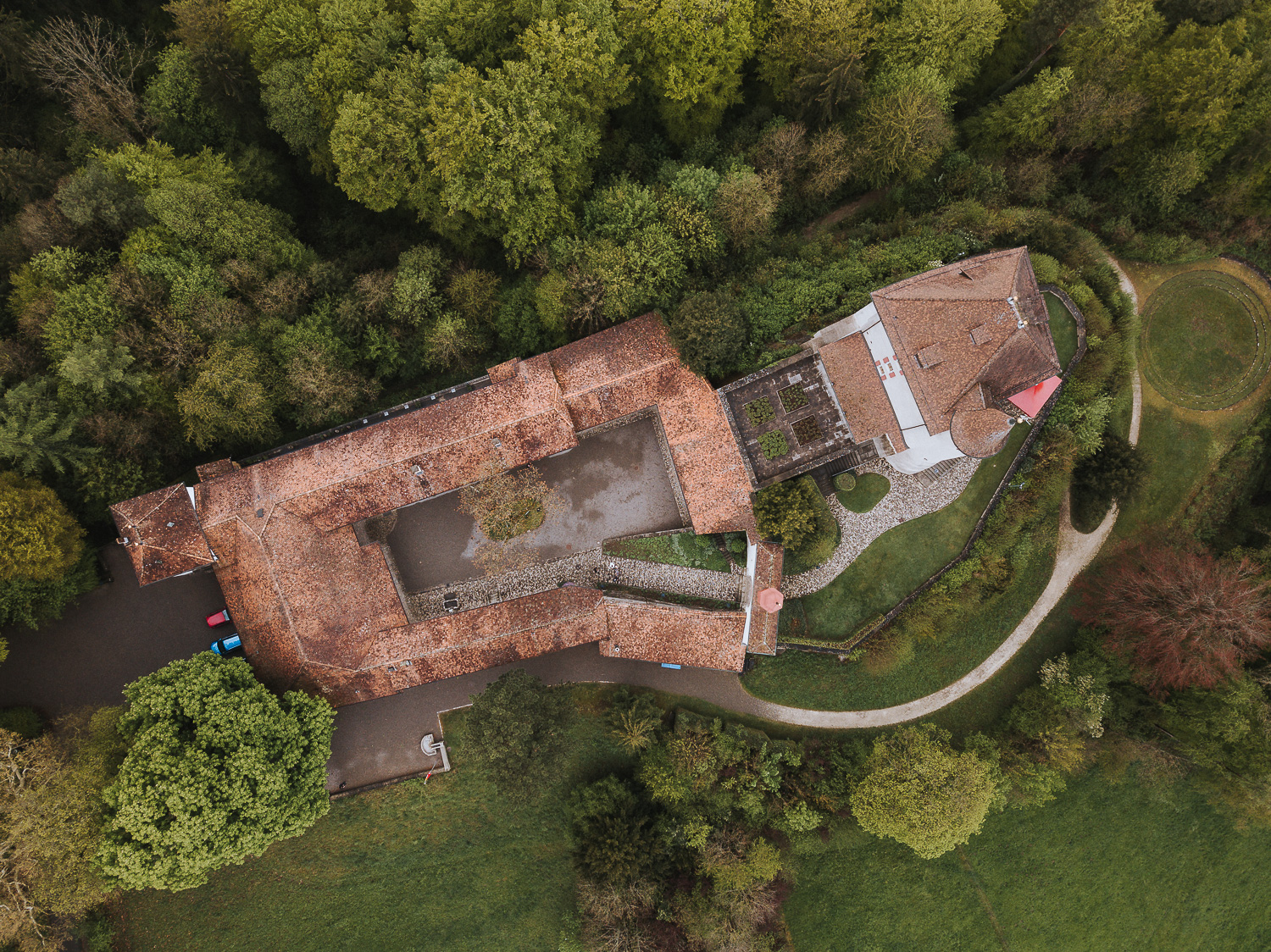 Schloss Liebegg für Ziviltrauung Drohnenaufnahme