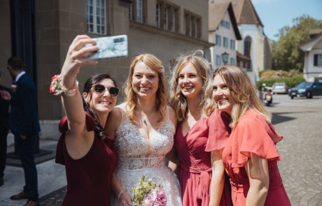 Selfie Braut mit Freundinnen