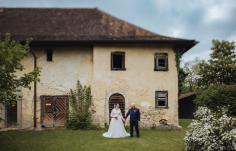 Hochzeitspaar vor historischem Gebäude