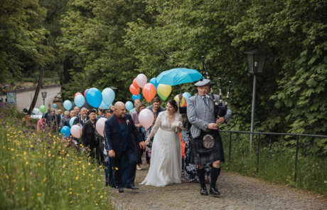 Hochzeitsgesellschaft Schloss Habsburg mit Ballons