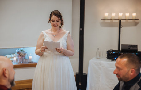 Braut hält Rede im Rittersaal