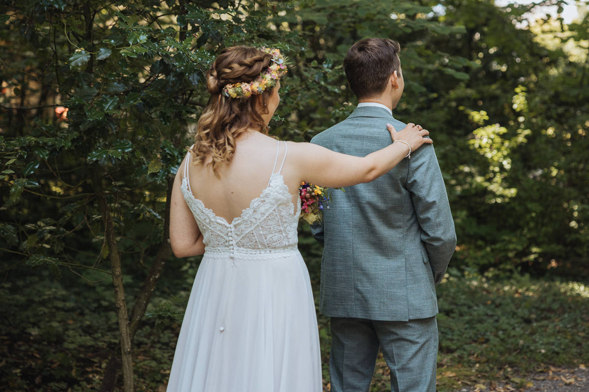 Hochzeit Claudia und Robin Brautpaar Rückenansicht
