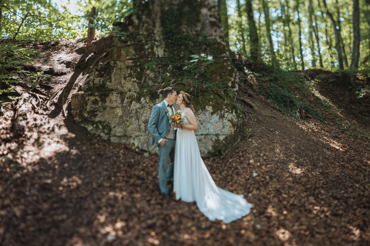 Hochzeit Claudia und Robin Kuss Brautpaar Wald vor Baum