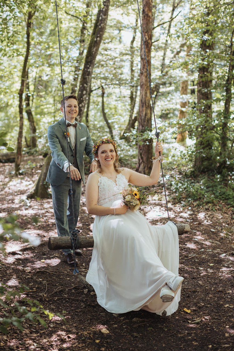 Hochzeit Claudia und Robin Brautpaar im Wald Schaukel
