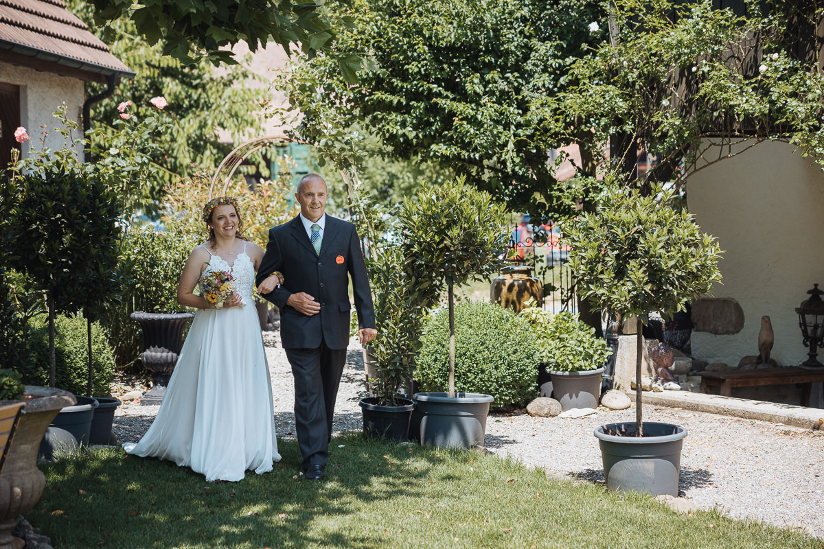 Hochzeit Claudia und Robin Braut mit Brautvater Zeremonie