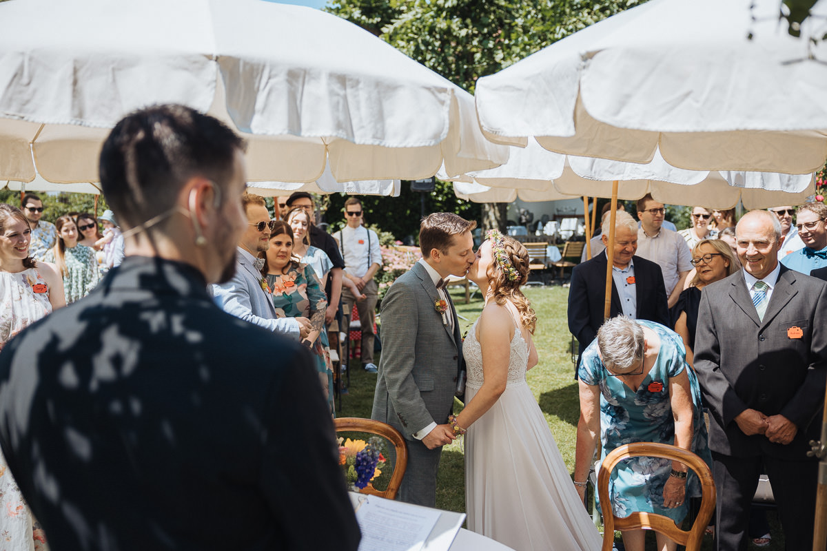 Hochzeit Claudia und Robin Kuss Brautpaar nach Vermählung