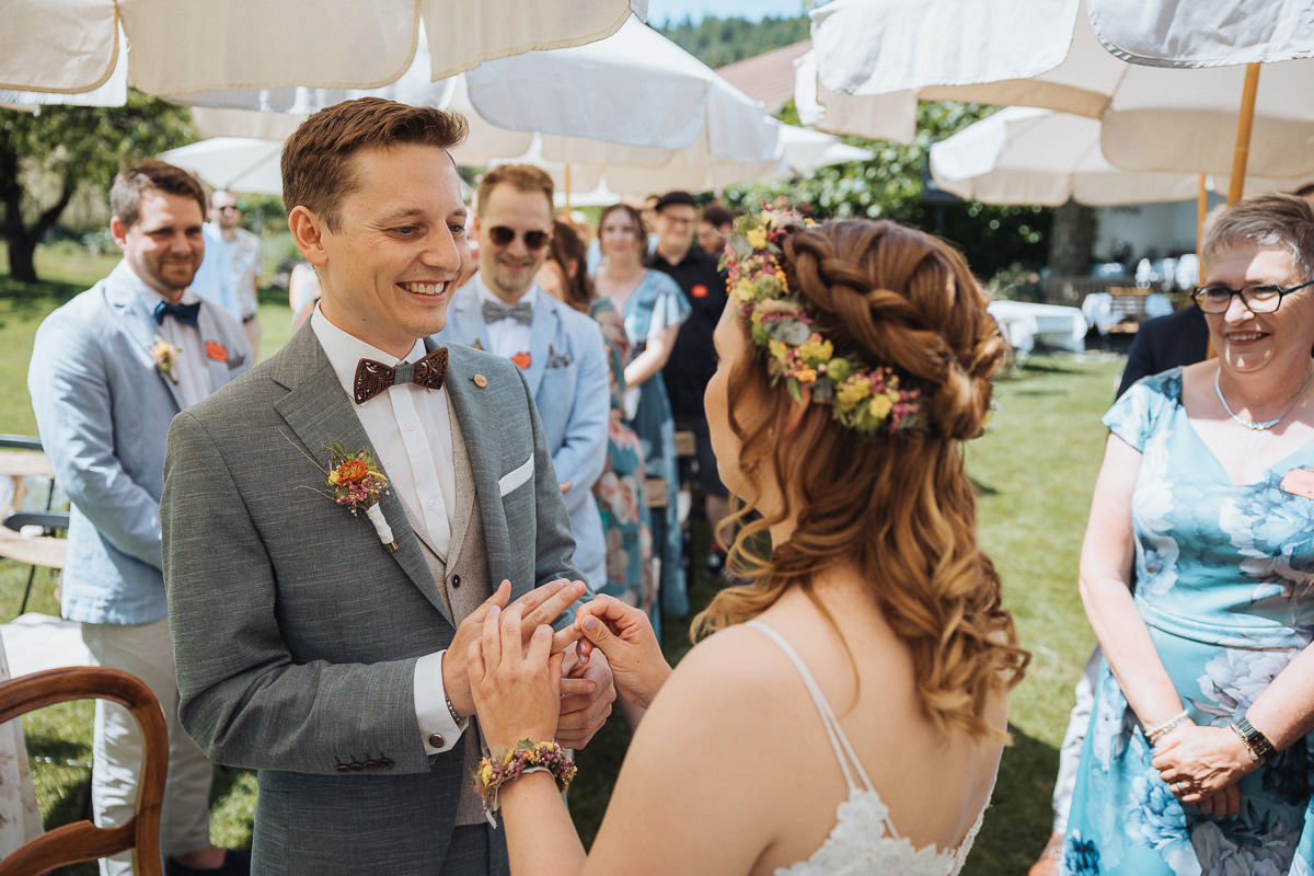 Hochzeit Claudia und Robin Brautpaar Ringtausch Blicke