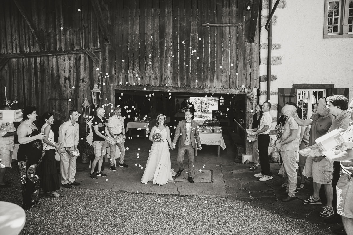 Hochzeit Claudia und Robin Spalier Ping Pong Bälle schwarz weiss