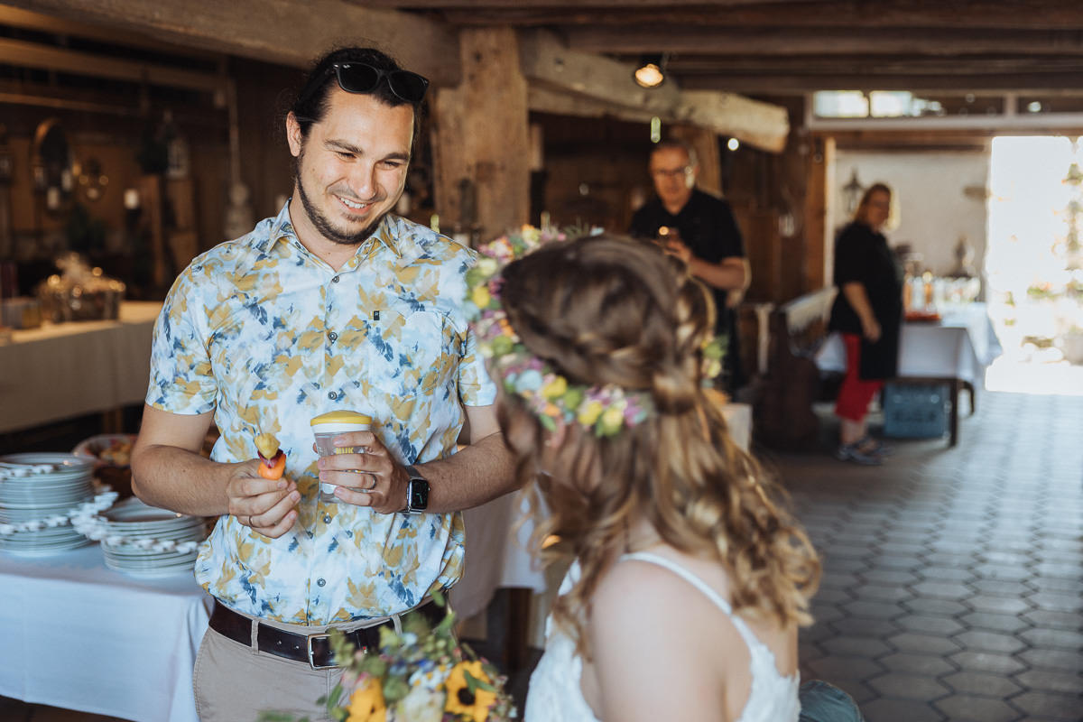 Hochzeit Claudia und Robin Braut mit Gast Apéro