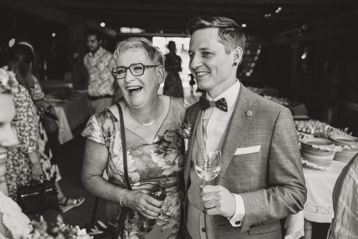 Hochzeit Claudia und Robin Bräutigam mit Gast Apéro schwarz weiss