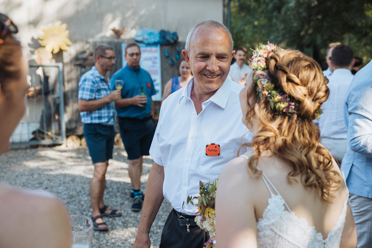 Hochzeit Claudia und Robin Braut mit Gast Apéro
