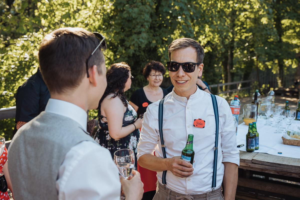Hochzeit Claudia und Robin Gäste Apéro Bier