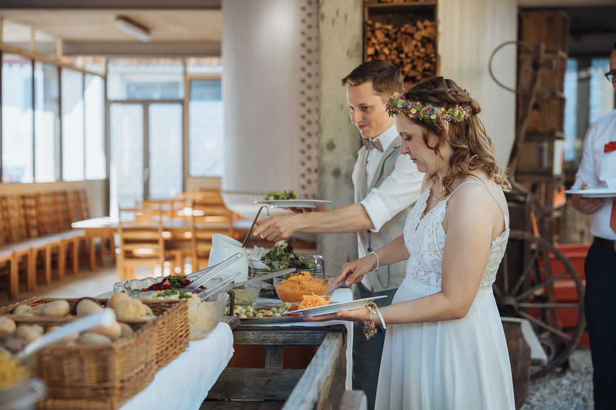 Hochzeit Claudia und Robin Brautpaar am Buffet