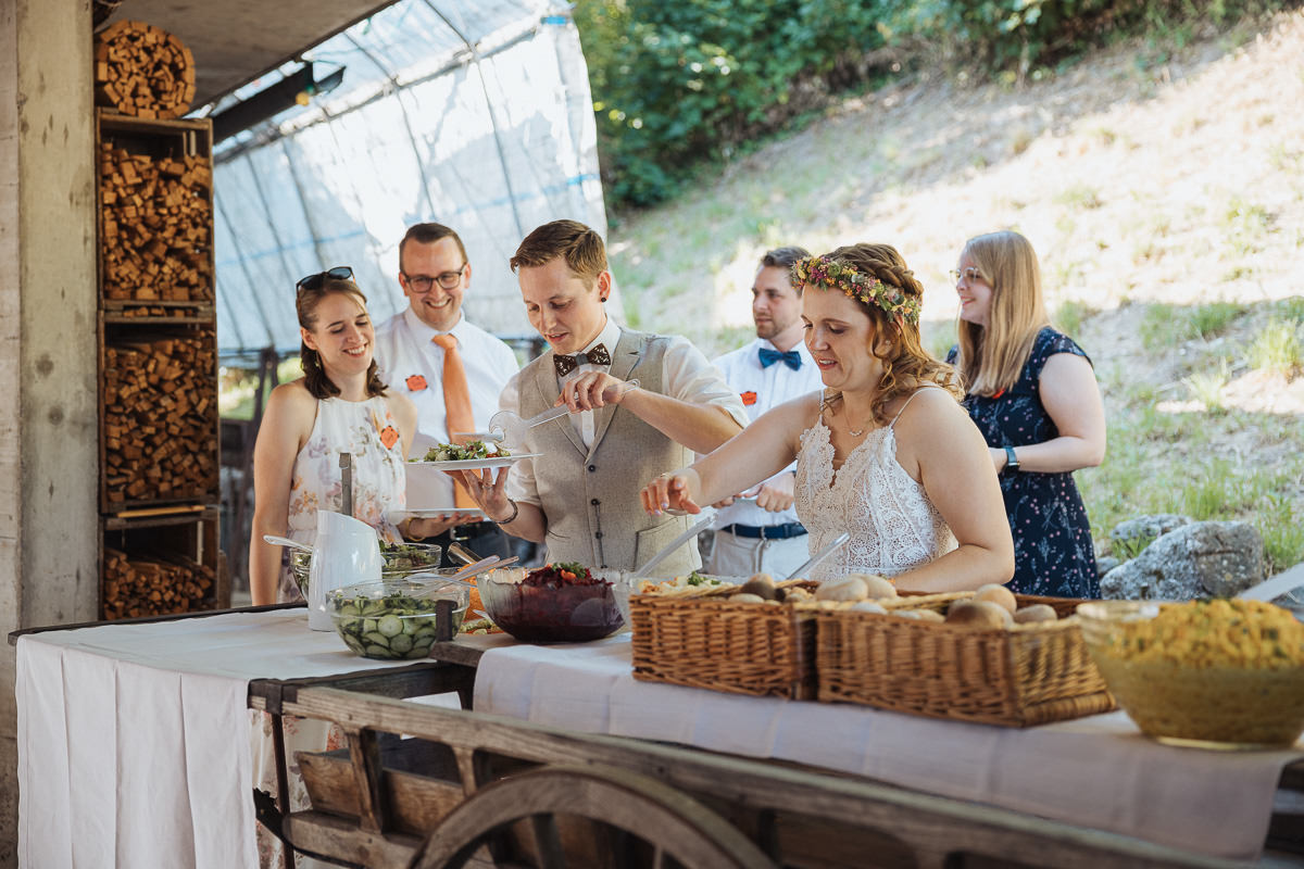 Hochzeit Claudia und Robin Brautpaar am Buffet mit Gästen