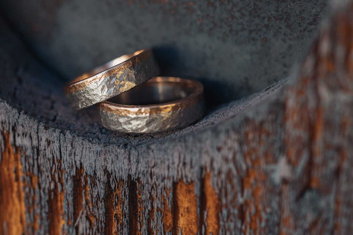 Hochzeit Claudia und Robin Eheringe im Holz