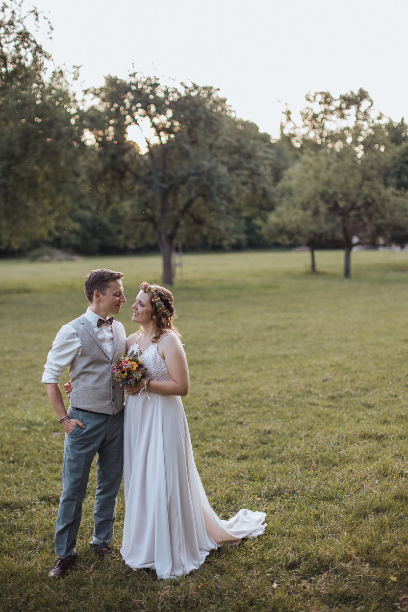 Hochzeit Claudia und Robin Brautpaar auf Wiese
