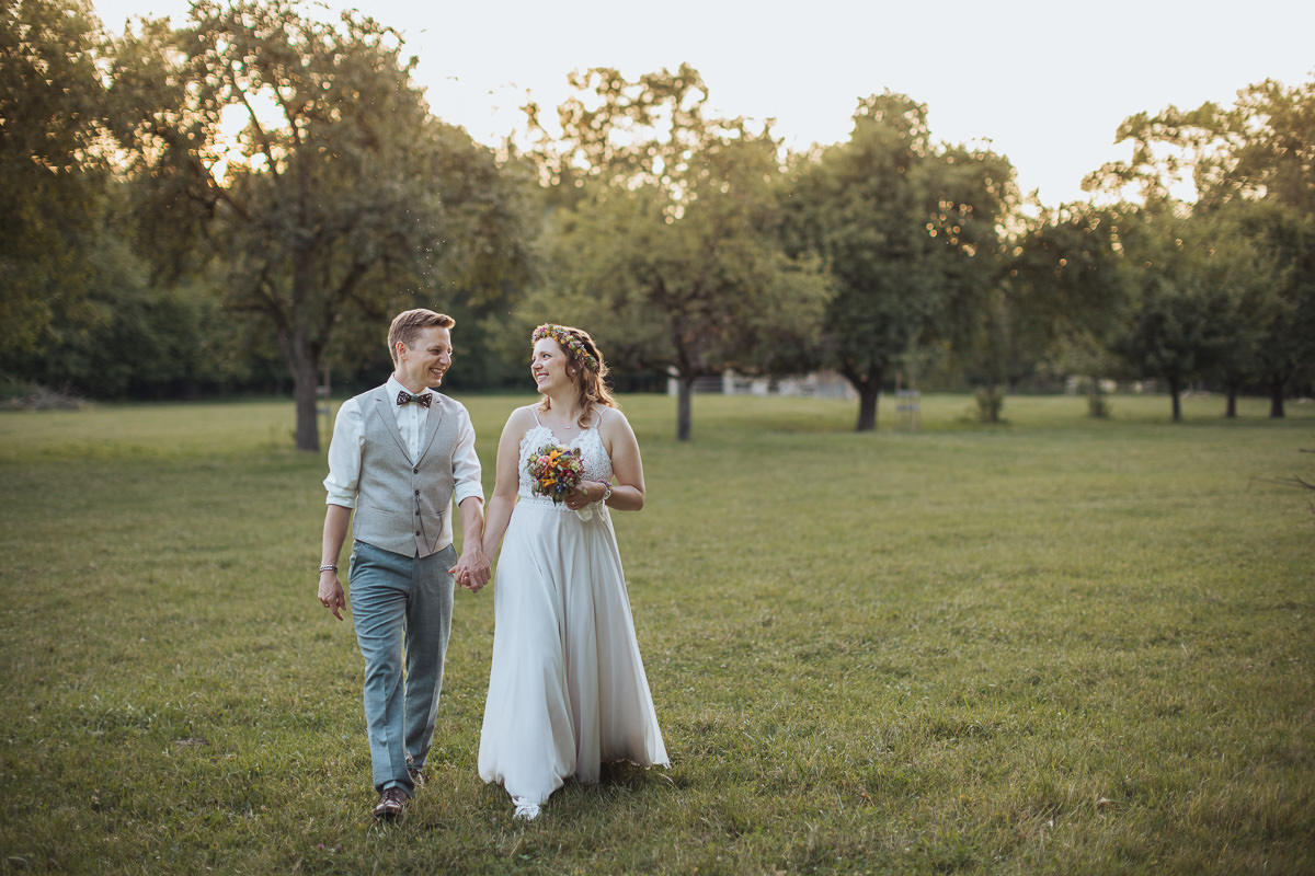 Hochzeit Claudia und Robin Brautpaar Wiese