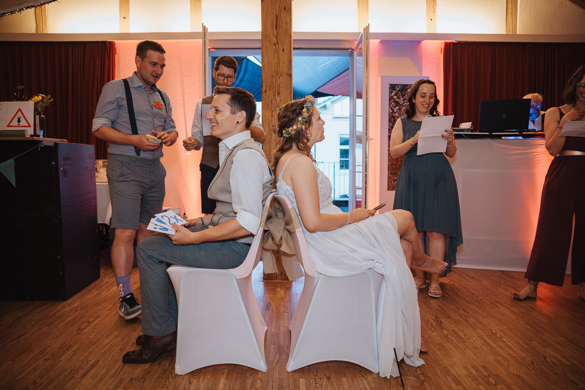 Hochzeit Claudia und Robin Unterhaltung Gäste Brautpaar auf Stühlen