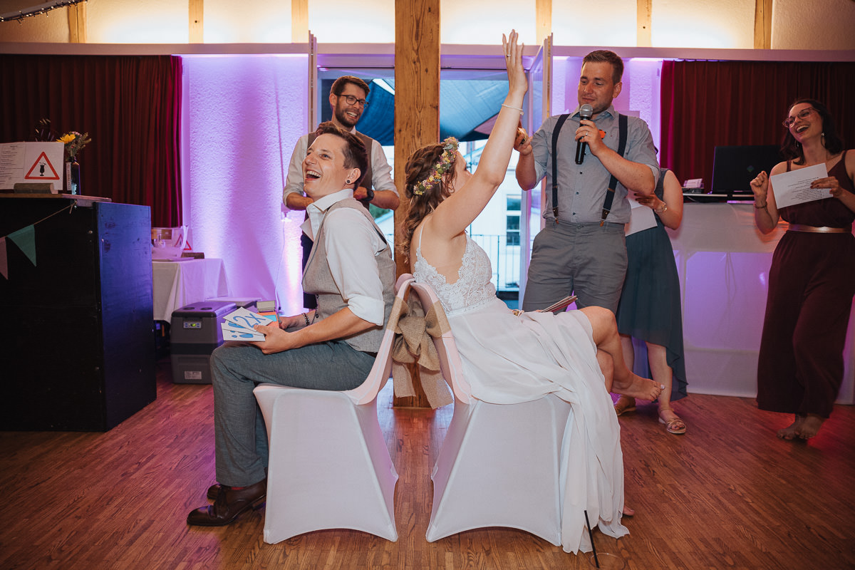 Hochzeit Claudia und Robin Unterhaltung Gäste Brautpaar auf Stühlen