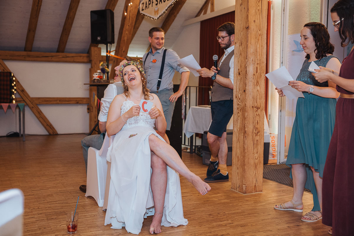 Hochzeit Claudia und Robin Unterhaltung Gäste Lachen Braut