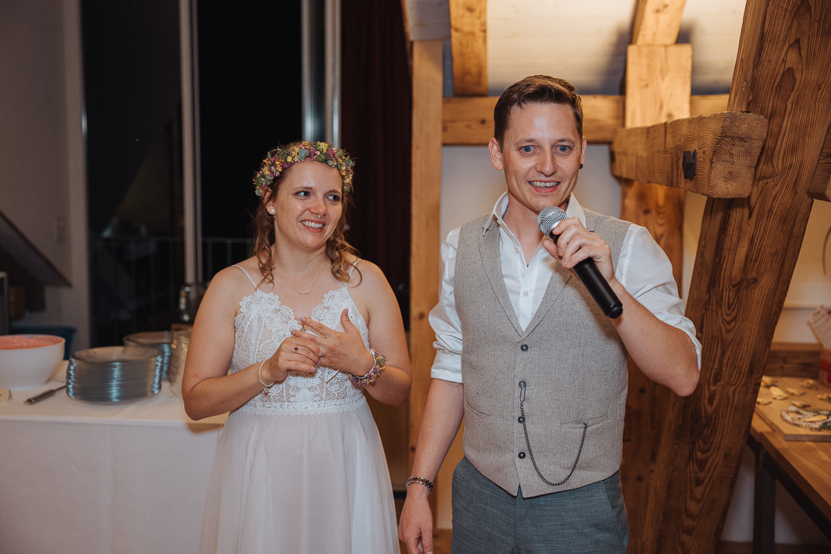 Hochzeit Claudia und Robin Unterhaltung Gäste Ansage Brautpaar