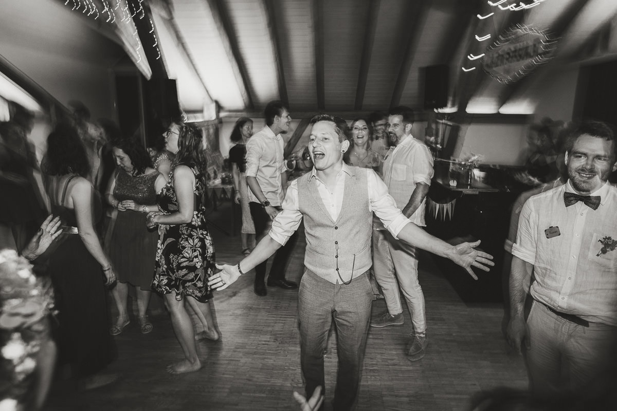 Hochzeit Claudia und Robin Tanzen Bräutigam schwarz weiss