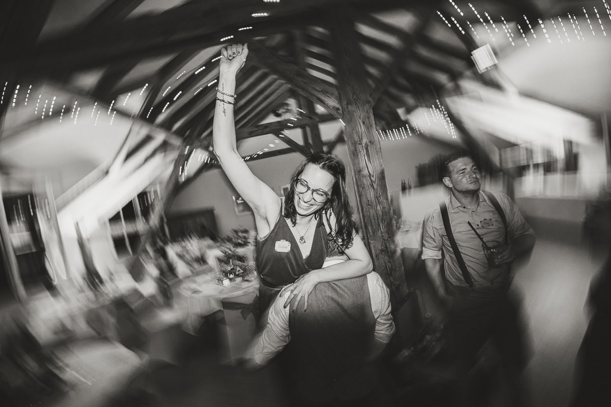 Hochzeit Claudia und Robin verschwommenes Tanzbild