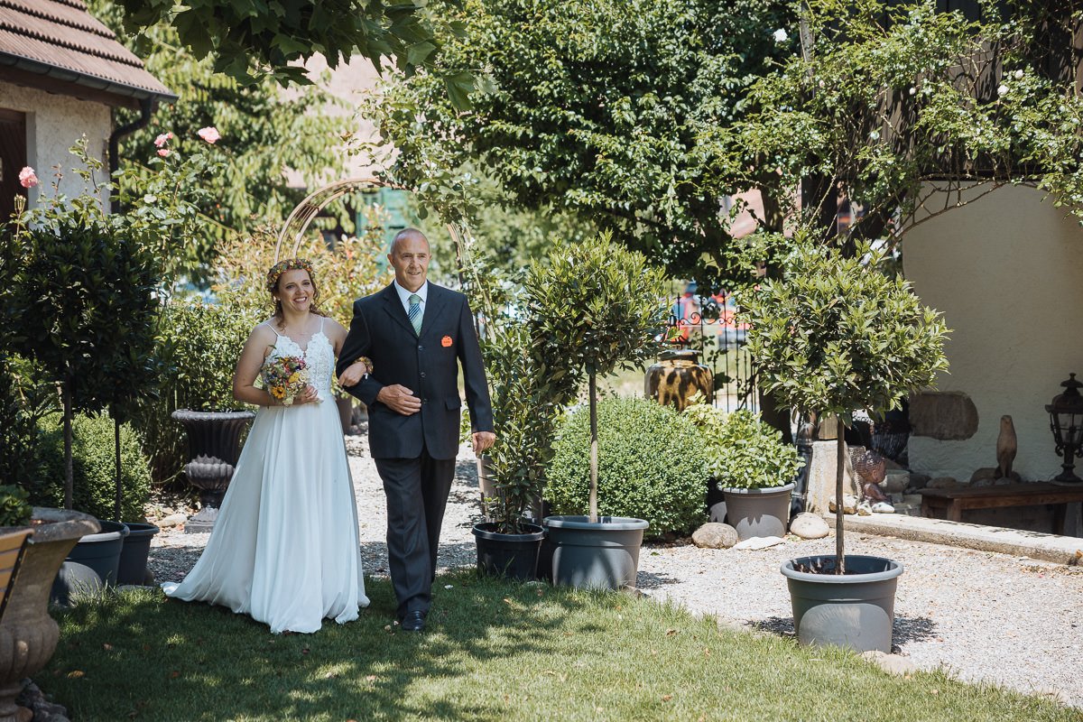 Hochzeit Claudia und Robin Braut mit Brautvater Zeremonie